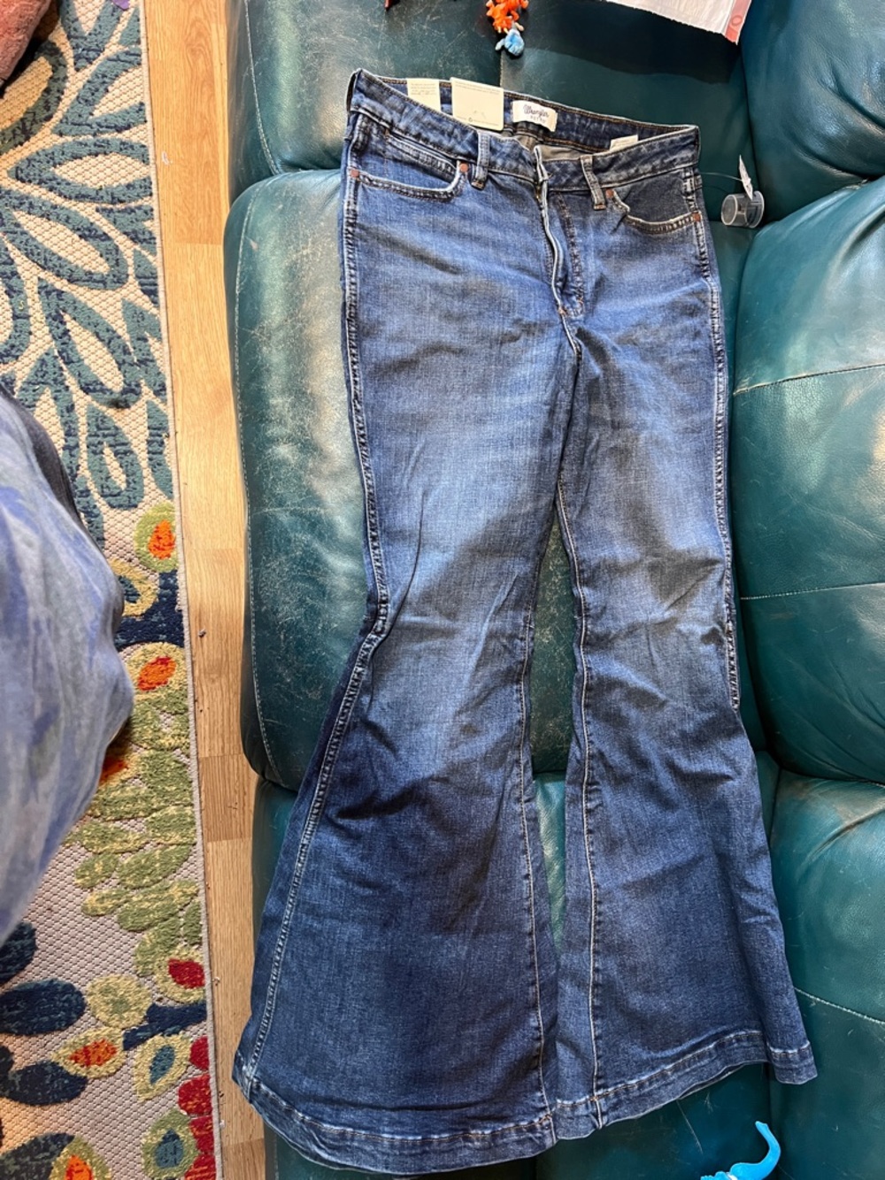 Vintage-Inspired Women's Flare Jeans in Medium Blue Denim